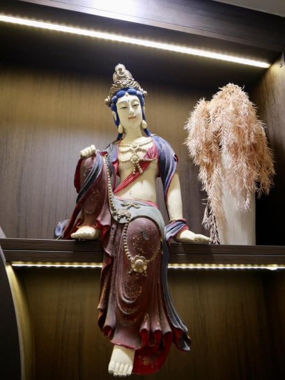 พระโพธิสัตว์กวนอิมปางมหาราชลีลานั่งห้อยขา ไม้หอมการบูรลงสีเก่า 62 ซม.