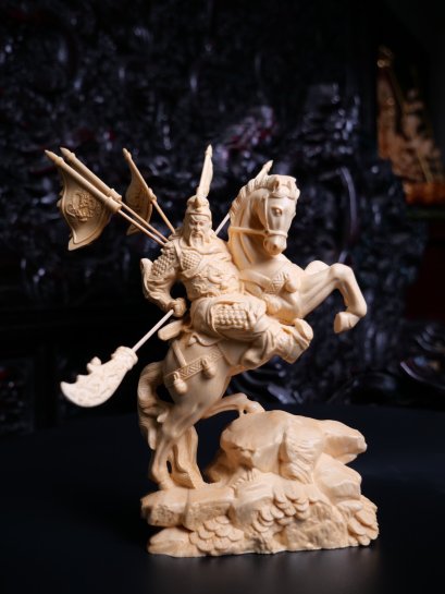 เทพเจ้ากวนอู ปางขี่ม้า 5 ธงยกทัพ ไม้หอมฮิโกนิ 20 cm.