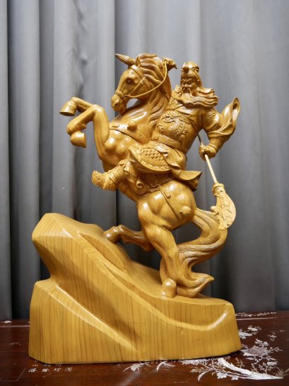 เทพเจ้ากวนอู ทรงม้าออกศึก ไม้หอมการบูร 70 ซม.