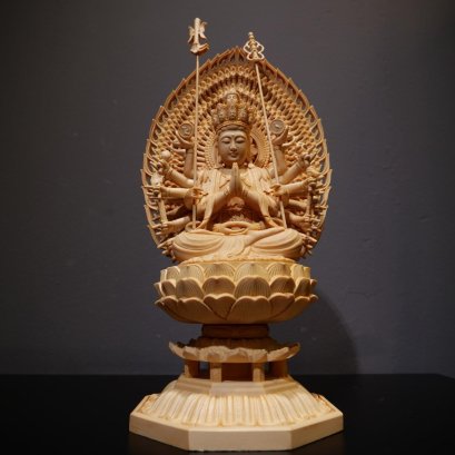 พระโพธิสัตว์กวนอิมพันมือ ปางนั่ง  28 cm.