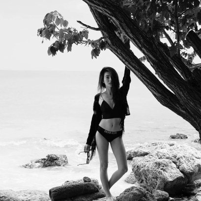 ดิว อริสรา เริงร่าท้าแดด นุ่งวันพีซแหวกอกลึก ทำทะเลภูเก็ตลุกเป็นไฟ !