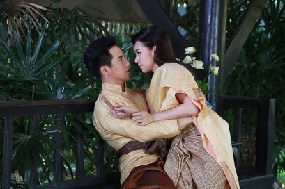 “โป๊ป” ควงสองสาว “เบลล่า-ปราง” ไปชมการแข่งเรือประเพณีโบราณ นำร้องเพลงเชียร์คึกคัก