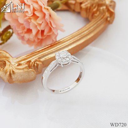 WD720 Halo Diamond Ring