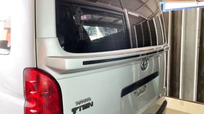 87.Spoiler (middle) TOYOTA HIACE (Year 2005-2018) V.2 (with lights)