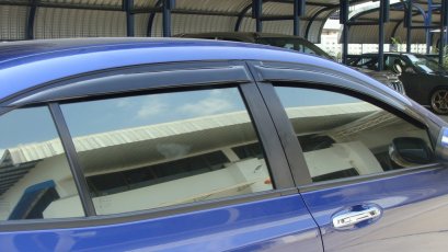 1.กันสาดข้างประตู