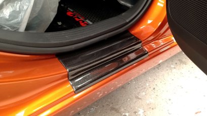 6.ชายบันไดประตู