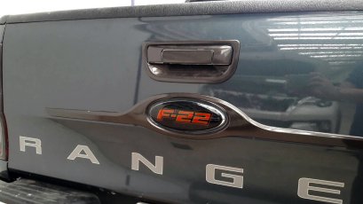 32.ครอบโลโก้ฝาท้ายกระบะ