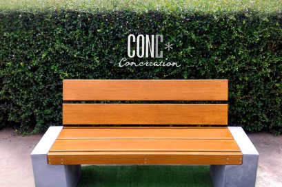 ม้านั่งสนาม พนักพิงไม้ไฟเบอร์ซีเมนต์ สีไม้สัก