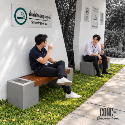 ม้านั่งปูนซีเมนต์ CONC Concreation พร้อมช่องด้านข้างสำหรับวางที่เขี่ยบุหรี่ จัดวางในพื้นที่สูบบุหรี่กลางแจ้ง