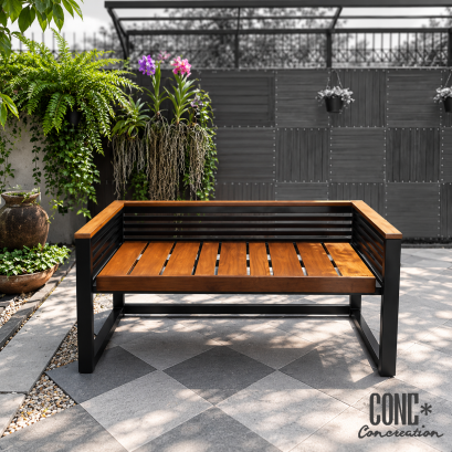 ม้านั่งสนามเหล็กมีพนักพิง CONC Concreation ขนาด 150 ซม. ที่นั่งระแนงสั้นสีไม้สัก โครงเหล็กสีดำ พร้อมที่วางแขนสองด้าน จัดวางในสวนสไตล์โมเดิร์น