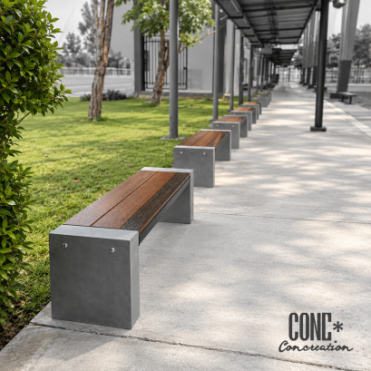 ผลงานม้านั่งสนาม CONC Concreation ฐานปูนซีเมนต์สีเทา ที่นั่งลายไม้สีน้ำตาล จัดวางเรียงตามแนวทางเดินบริเวณสนามฟุตบอล