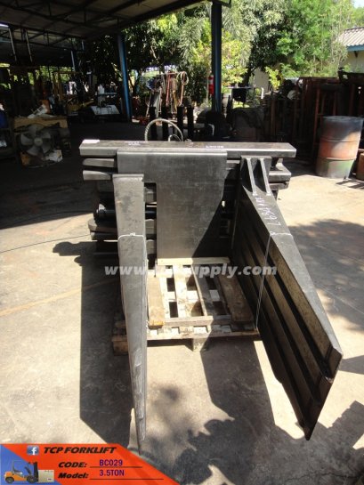 แคล้มหนีบแบนสำหรับรถยกขนาด 3.5 ตัน / BALE CLAMP FOR 3.5 TON FORKLIFT