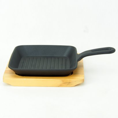Cast iron pan 15.5x15.5 cm with wooden tray