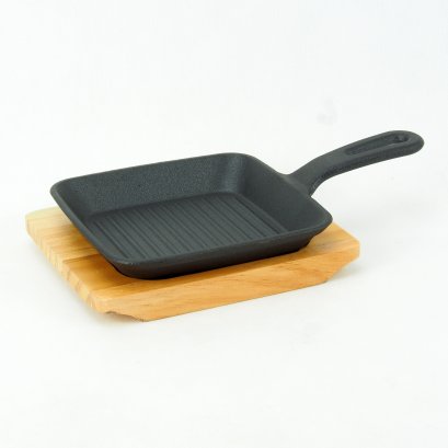 Cast iron pan 13.5x13.5 cm with wooden tray