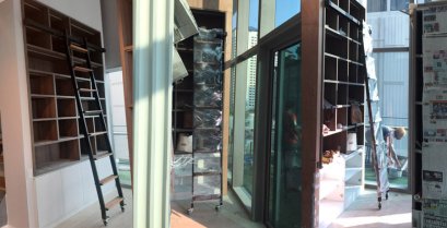 บันไดรางเลื่อนหยิบของห้องสมุดชั้นวางหนัง เหล็กขั้นไม้ The Room สุขุมวิท 21 โทร 089-1468234, 083-0687677