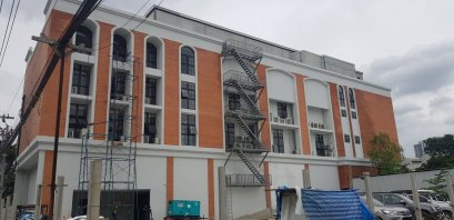 บันไดหนีไฟนอกอาคารแบบชานพักยาว บริษัท แมคโครฟาร์