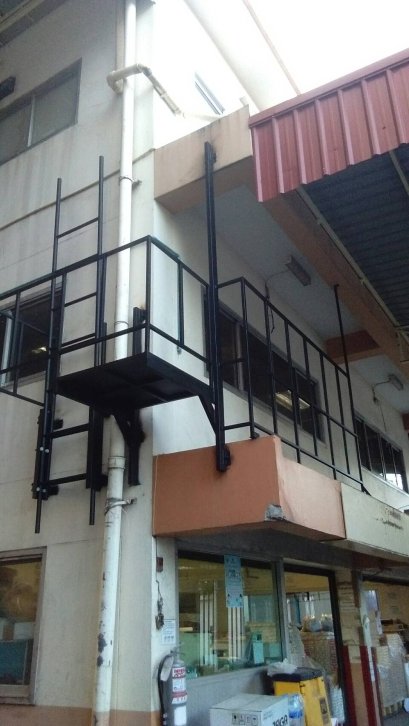 บันไดหนีไฟแบบปลดล็อคสไลด์ชักเก็บได้ พร้อมชานพักและราวกันตกมายการพิมพ์