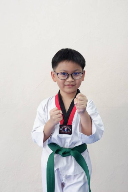 ธชย สถาปนิกานนท์