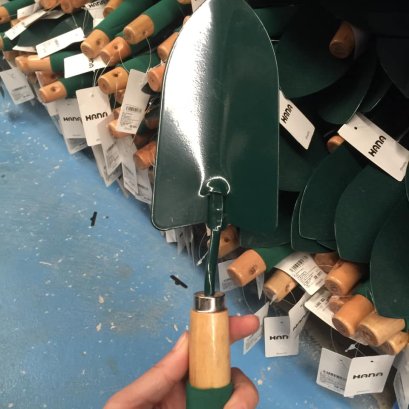 ที่ตักดินใส่กระถาง สีเขียว ด้ามจับกระชับมือ หุ้มยาง 