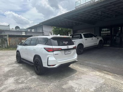 รีวิว!! ติดตั้งราวหลังคาตรงรุ่นแบบขันน็อต ไม่เจาะหลังคาสีดำเงา Toyota Fortuner LeaderS