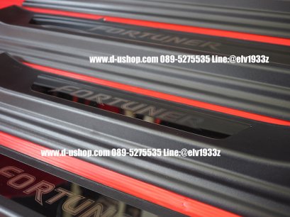 กาบบันไดสีดำตัดลายสแตนเลสปั๊มโลโก้ตรงรุ่น Toyota Fortuner All New2015-2020