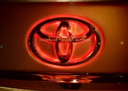 โลโก้มีไฟ หน้าToyota Camry Hybrid