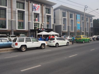 บรรยากาศหน้าร้านใหม่ดียูช้อปค่ะ (ติดกับร้านช็อกโกแลตวิลล์)