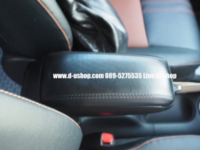 ท้าวแขนหนังดำด้ายแดง Toyota Sienta