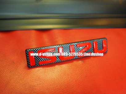 โลโก้กระจังหน้าแดงพื้นเคฟล่าตรงรุ่น Isuzu D-Max 07-11