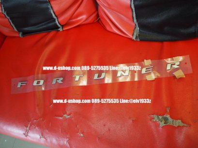 โลโก้อะคิลิคสีเงิน 3D ฝากระโปรงหน้าตรงรุ่น Toyota Fortuner