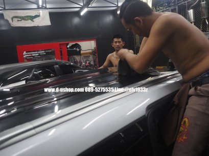  Wrap the sticker around the car.