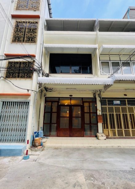 Just 200 meters from Sukhumvit 65 Main Just 200 meters from Sukhumvit 65 Main Road!! 3 Storey Shophouse with Amazing Rooftop for SALE in the Heart of Sukhumvit!! Near BTS Ekkamai and BTS Phra KhanongRoad!! 3 Storey Shophouse with Amazing Rooftop for SALE 