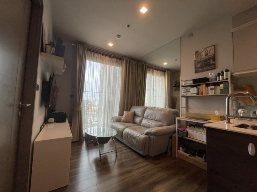 Fully Furnished Beautifully Decorated Unit for SALE at Ceil by Sansiri!! Located in between Ekkamai and Thonglor!!