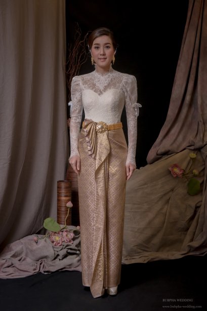 ชุดไทยผ้านุ่งสด เสื้อลูกไม้  ชุดที่  9