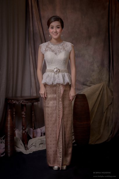ชุดไทยผ้านุ่งสด เสื้อลูกไม้  ชุดที่  2