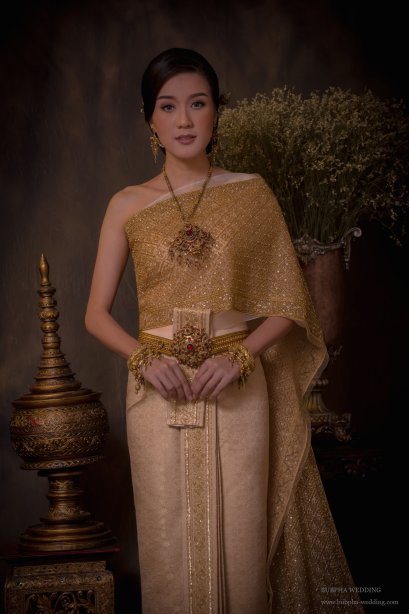 ชุดไทยผ้าโบราณเทียม สีครีมทอง ชุดที่  1