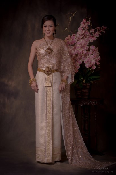 ชุดไทยผ้าโบราณเทียม สีงาช้าง ปักพิ้งโกล์ด ชุดที่  1