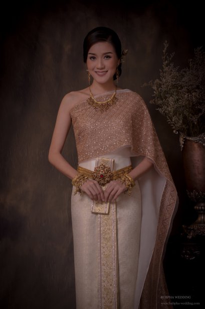 ชุดไทยผ้าโบราณเทียม สีงาช้าง ปักพิ้งโกล์ด ชุดที่  2