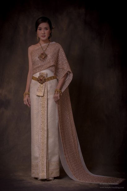 ชุดไทยผ้าโบราณเทียม สีงาช้าง ปักพิ้งโกล์ด ชุดที่  3