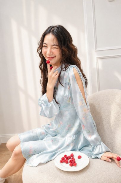 DI15902 Azami Bluebell Dress เดรสเปิดไหล่แขนยาว ผ้าซาติน ลายดอก สีฟ้า