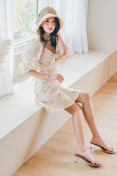 icyicyshop มินิเดรสแขนตุ๊กตาผ้าลายฉลุดีเทลโบว์ Madeline  - สีครีม DI13101