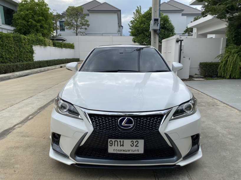 Lexus CT200h Premium พร้อมระบบนำทางอัจฉริยะ  ราคาป้ายแดง 2.49  ล้านบาท