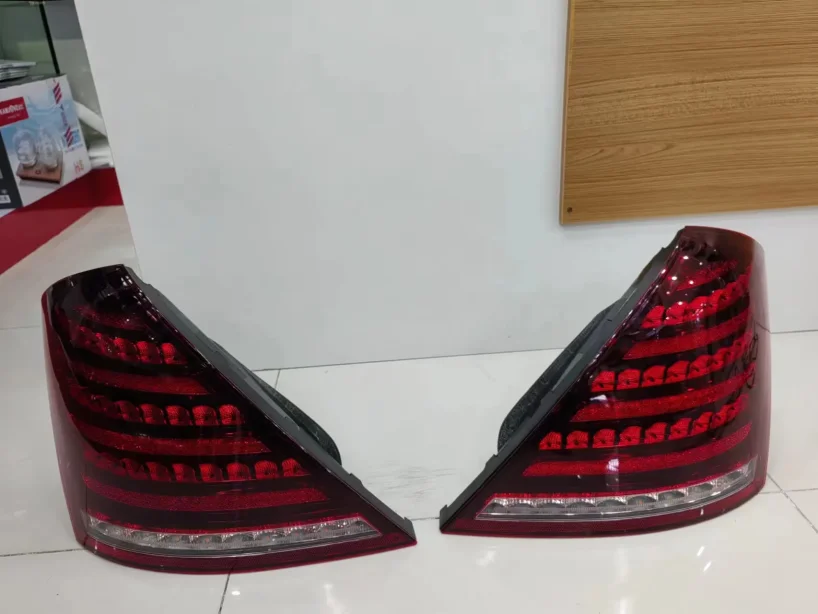 S-Class W221อัพเกรดเป็นไฟท้าย Maybach ไฟท้าย LED แบบเต็มชุดไฟเบรคหลังสำหรับ Mercedes-Benz 2006-2013