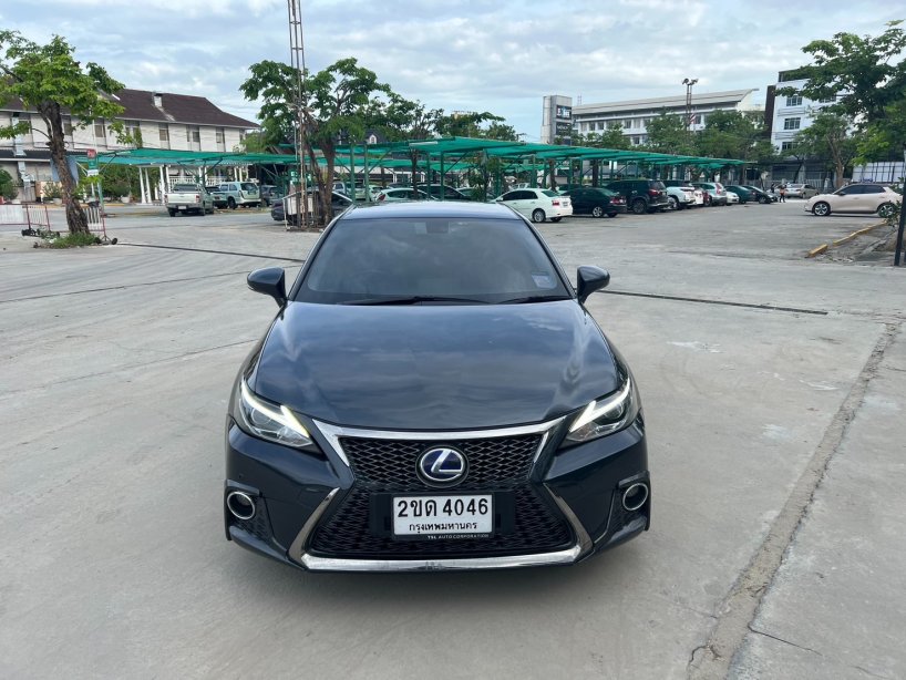 Lexus CT200h Premium พร้อมระบบนำทางอัจฉริยะ  ราคาป้ายแดง 2.49  ล้านบาท