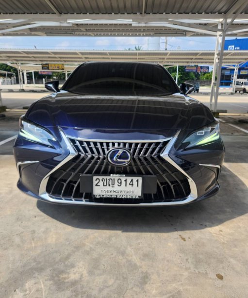 Lexus ES300h Premium  ราคาป้ายแดง 4.21 ล้านบาท