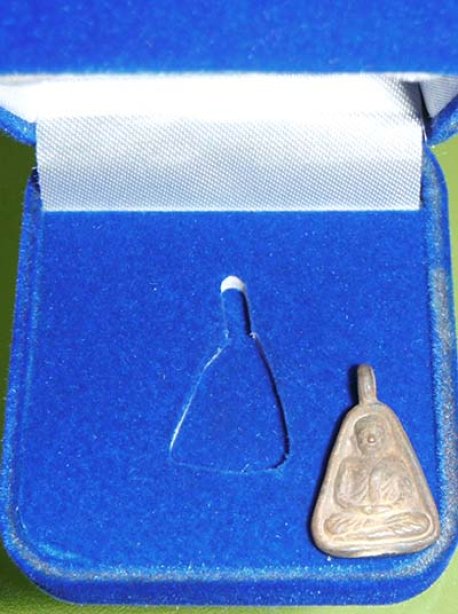 เหรียญหล่อจอบเล็ก หลวงพ่อเงินรุ่นเงินพันล้าน เนื้อเงินนำฤกษ์