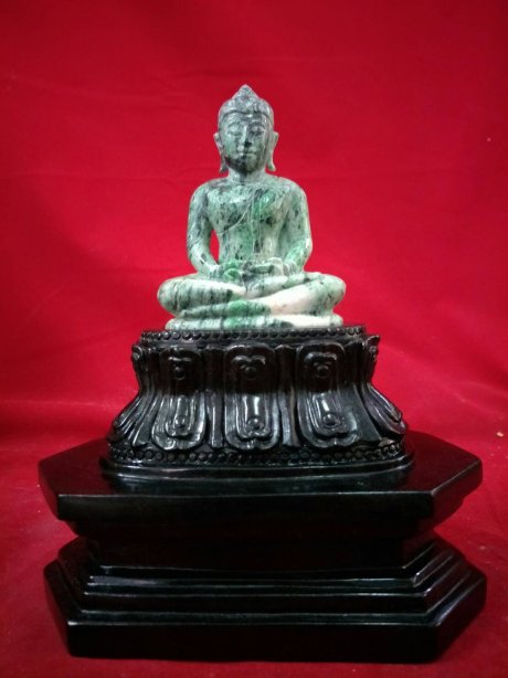 พระแกะสลักหินหยกมอร์ ซิท ซิท  หน้าตัก3นิ้ว  พร้อมฐานหิน สวยงามอลังกาล