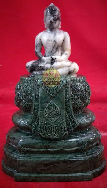 พระแกะสลักแก้วขนเหล็ก หน้าตัก2.5นิ้ว พร้อมฐานหินเขียว สวย  หายาก