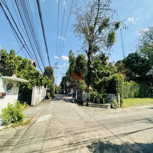 ที่ดินเปล่าพร้อมสิ่งปลูกสร้าง เอกมัยซอย10 แยก2