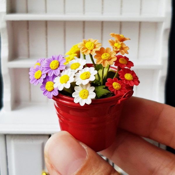 Daffodil Flower Plant in Terracotta Pot Dollhouse Miniatures Deco Garden